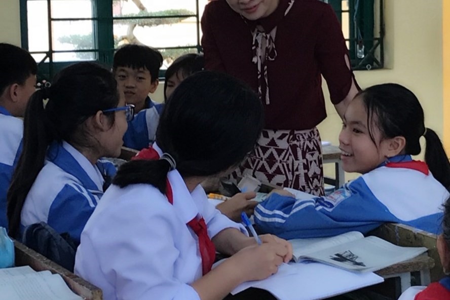 Cô Nguyễn Thị Hồng Châu - giáo viên hợp đồng 23 năm tại trường THCS Tân Minh. Ảnh: BM