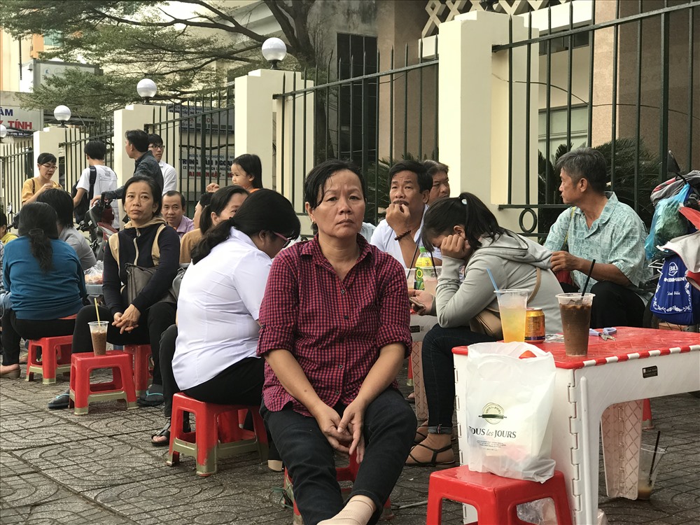 Nhiều phụ huynh lo lắng, hồi hộp. Ảnh: Anh Nhàn