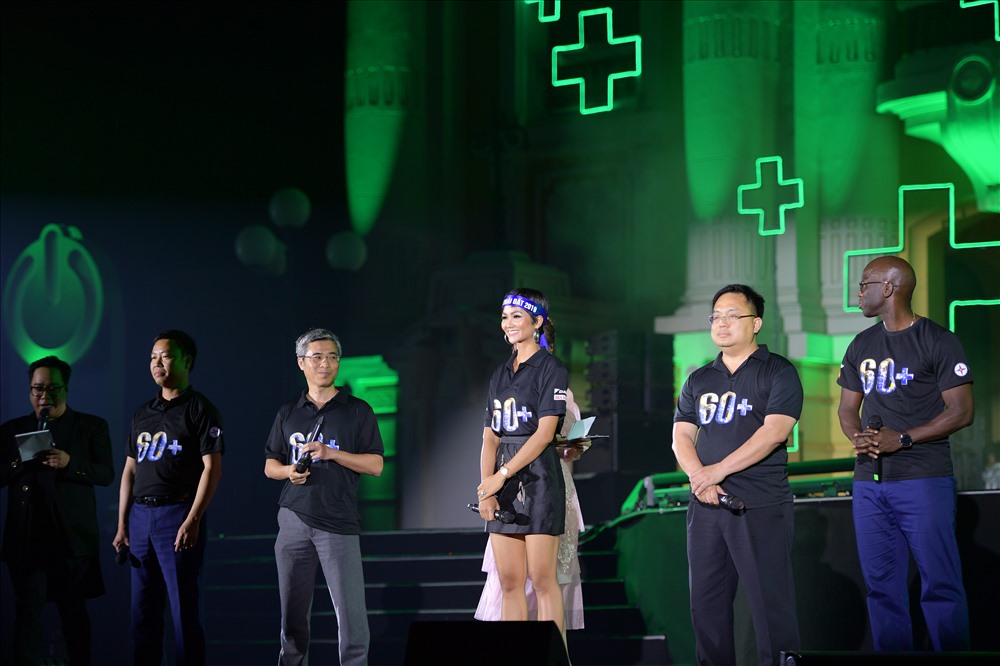 Tối qua (30.3), Hoa hậu H'hen Niê cùng nhiều ca sĩ, nghệ sĩ nổi tiếng đã có mặt tại sân khấu chính của chương trình Giờ Trái đất tại Hà Nội để cùng hưởng ứng phong trào tiết kiệm điện.