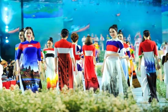 BST áo dài 99 Quốc kỳ đã mở màn cho “Lễ hội Áo dài TPHCM” năm nay.