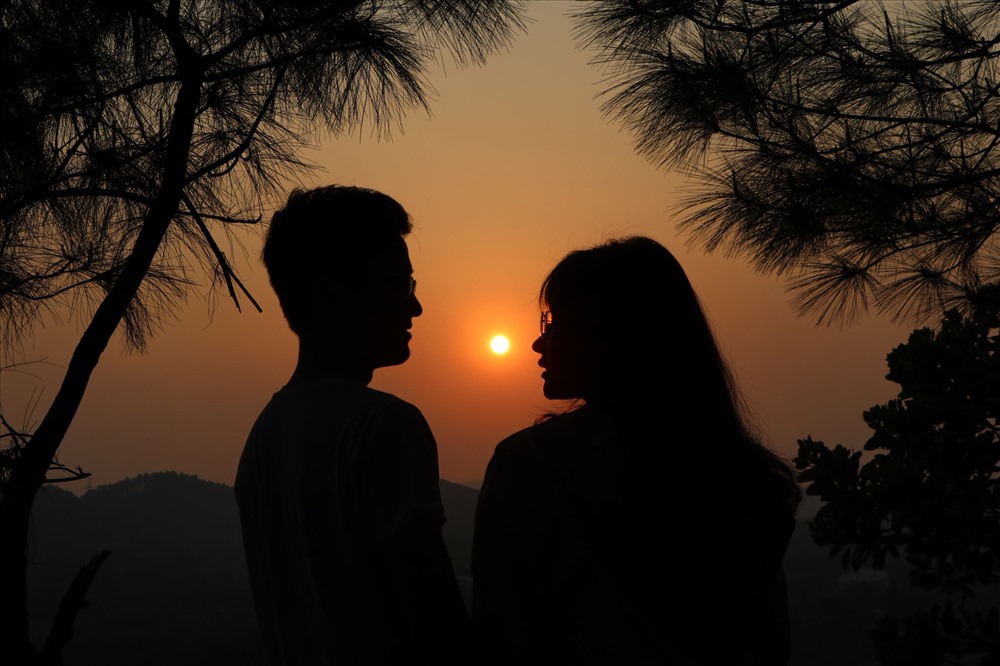 Thời gian thích hợp nhất để chiêm ngưỡng trọn vẹn vẻ đẹp núi sông từ đồi Vọng Cảnh là lúc chiều tà khi hoàng hôn buông xuống. Ảnh: PĐ.