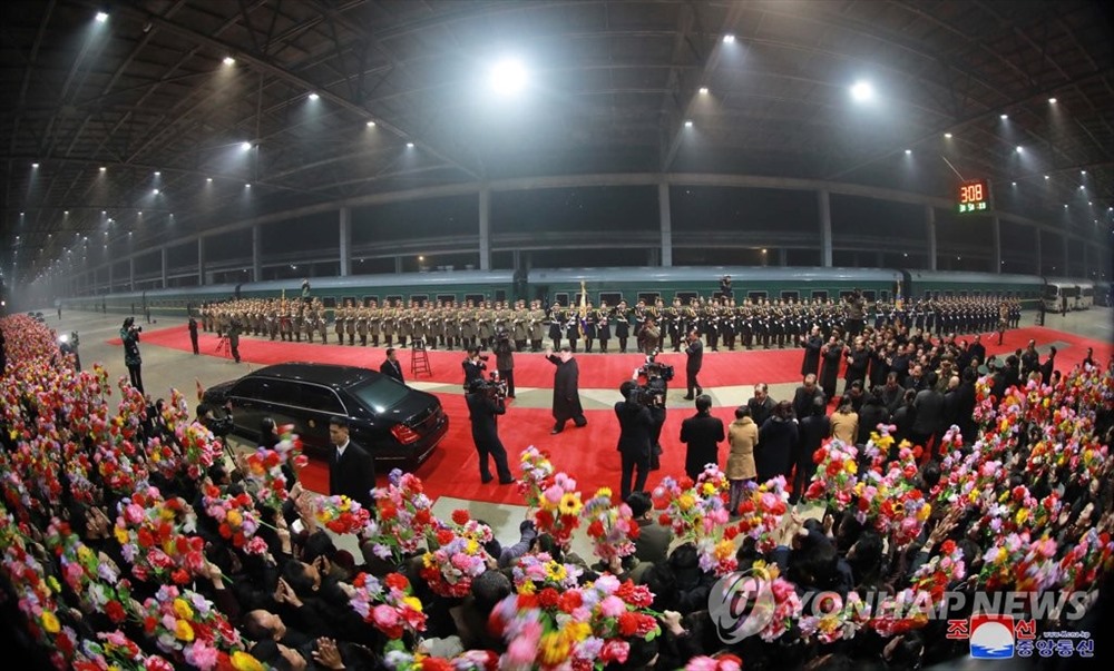 Người dân Bình Nhưỡng đón ông Kim Jong-un trở về sau chuyến công du 5 ngày. Ảnh: Yonhap/KCNA.