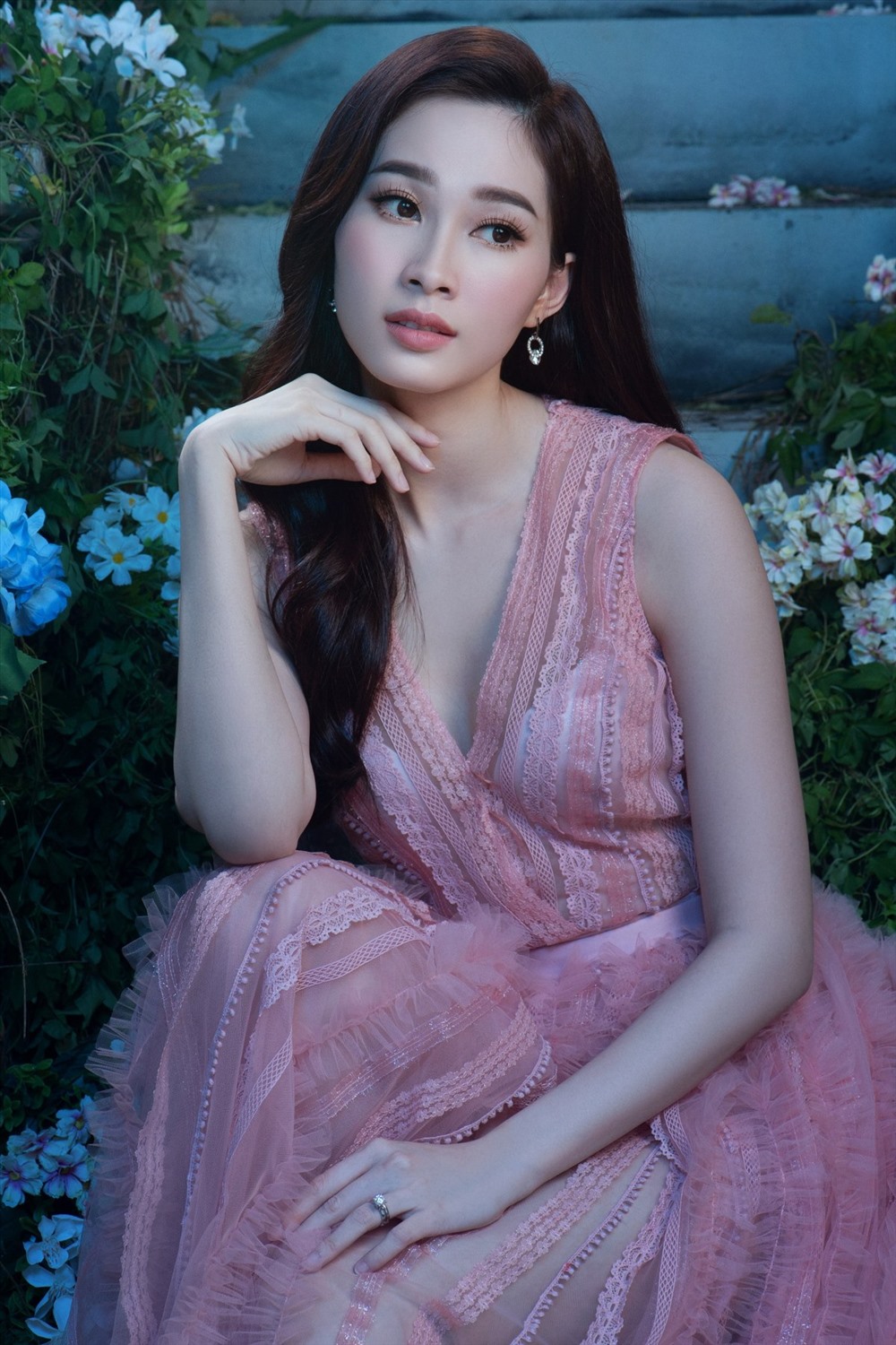 Bộ sưu tập có sự xuất hiện của hoa hậu Đăng Thu Thảo - Đại sứ thương hiệu thời trang Elise nhiều năm nay. Hoa hậu Thu Thảo khoe nhan sắc sáng bừng lộng lẫy trong thiết kế đầm dài tôn dáng. Ảnh: Elise.
