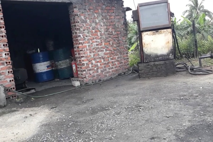 Cây xăng dầu mở ngay trong bãi than lậu. Ảnh: P.V