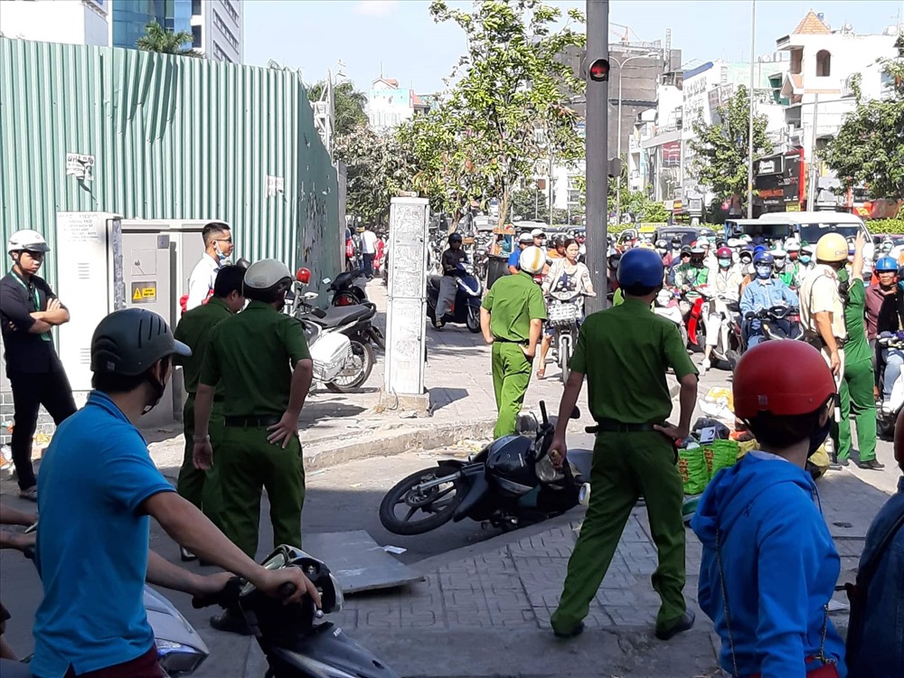Công an phong tỏa hiện trường đê điều tra. Ảnh: T.S