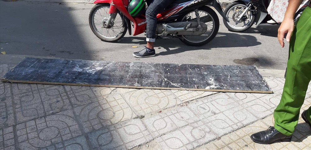 Tấm ván đục cho là thủ phạm khiến nam thanh niên bất tỉnh, phải nhập viện cấp cứu. Ảnh: T.S