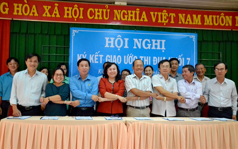 Đại diện 8 đơn vị trong khối thực hiện ký kết giao ước thi đua năm 2019. Ảnh: Lục Tùng