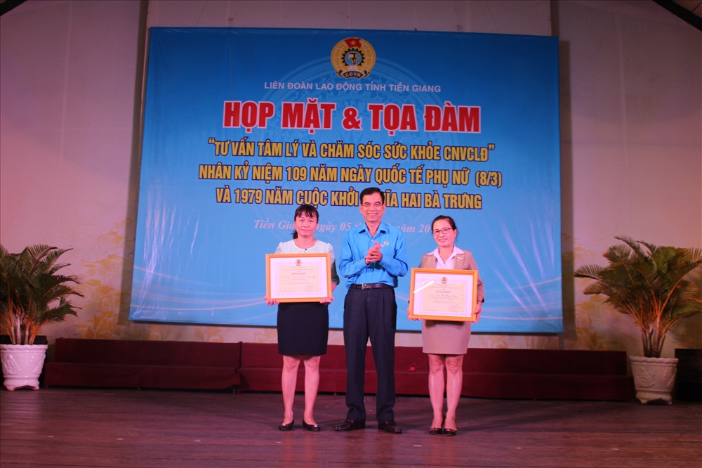 Chủ tịch LĐLĐ tỉnh Tiền Giang - ông Trương Văn Hiền - trao Bằng khen của Tổng LĐLĐVN cho các tập thể, cá nhân đạt thành tích xuất sắc trong phong trào “Giỏi việc nước, Đảm việc nhà” năm 2018.