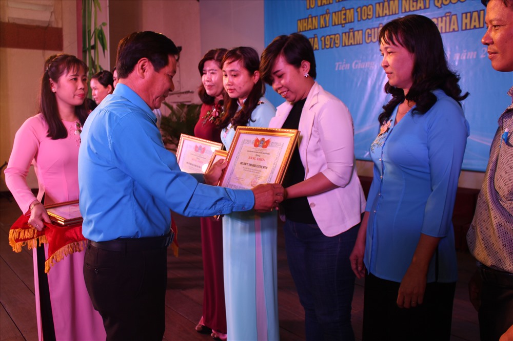 Phó Chủ tịch LĐLĐ tỉnh - ông Lê Minh Hùng - trao khen thưởng của LĐLĐ tỉnh về phong trào “Giỏi việc nước, Đảm việc nhà” năm 2018.