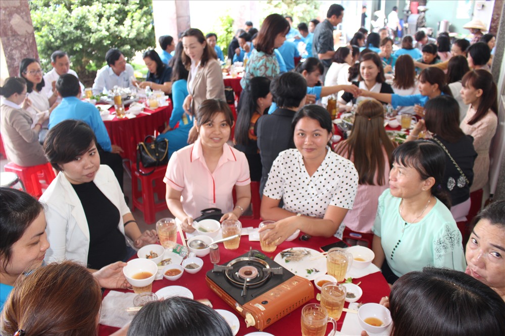 Tiệc trưa thân mật mừng ngày 8.3.