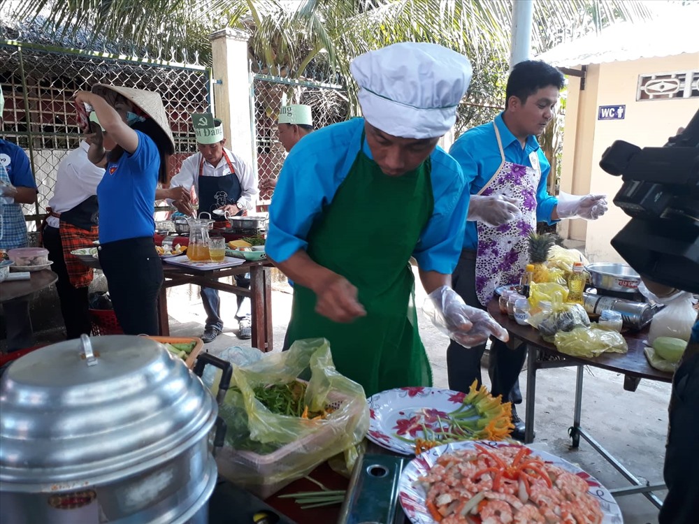 Đông đảo đoàn viên nam trổ tài nấu ăn. Ảnh: H.P