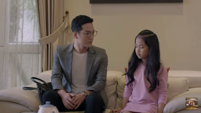 Dù Bách biết con gái mình rất khó chiều nhưng anh cũng đành chịu.