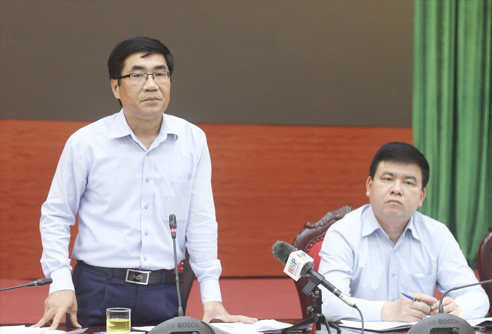 Phó Chủ tịch UBND huyện Mê Linh trả lời thông tin báo chí. Ảnh Trần Vương