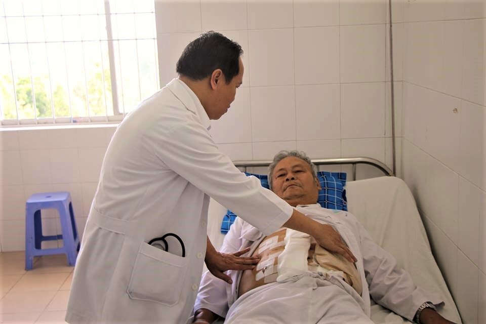 Ông Minh sau khi được bác sĩ phẫu thuật