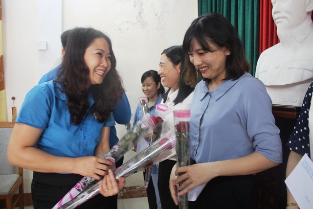 Đồng chí Lê Thị Hải Yến - Phó chủ tịch LĐLĐ Hà Tĩnh tặng hoa cho các nữ cán bộ CĐCS