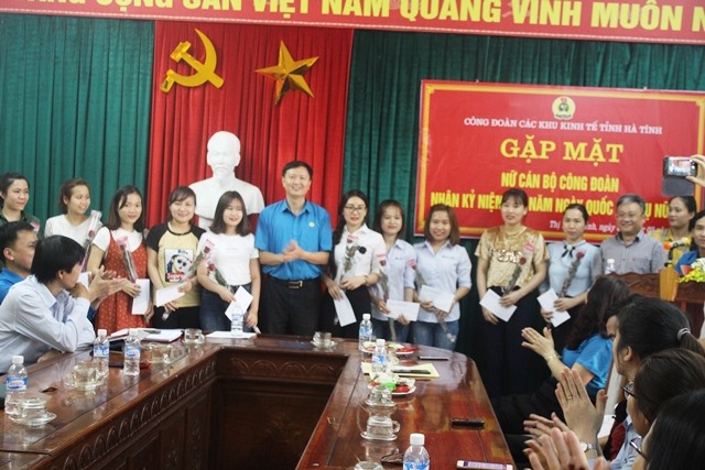 Đồng chí Phan Mạnh Hùng - Trưởng Ban Tuyên giáo - Nữ công LĐLĐ Hà Tĩnh tặng hoa cho các nữ cán bộ CĐCS