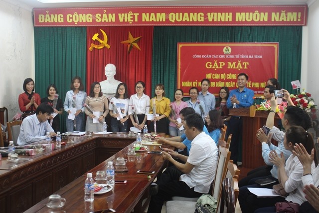 Đồng chí Nguyễn Đức Thạch (áo xanh) - Chủ tịch CĐ các KKT tỉnh Hà Tĩnh tặng hoa, quà cho các nữ cán bộ CĐCS