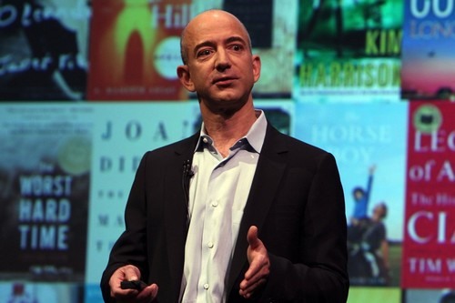 Amazon.com không phải là một cái tên chưa biết trong thương mại điện tử. CEO của gã thương mại điện tử này hiện đang người giàu có nhất hành tinh với khối tài sản lên đến 131 tỉ USD (Theo Forbes).