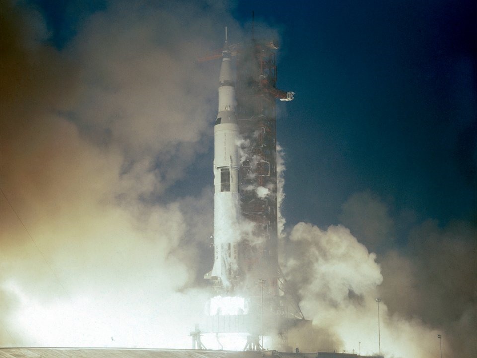 Bezos đã bị cuốn hút và lấy cảm hứng từ NASA và du hành vũ trụ kể từ khi xem cuộc đổ bộ mặt trăng Apollo trong thời thơ ấu của mình. Năm 2013, Bezos đã tài trợ và dẫn đầu một đoàn thám hiểm để phục hồi một trong những động cơ tên lửa từ nhiệm vụ Apollo 12 từ đáy Đại Tây Dương.
