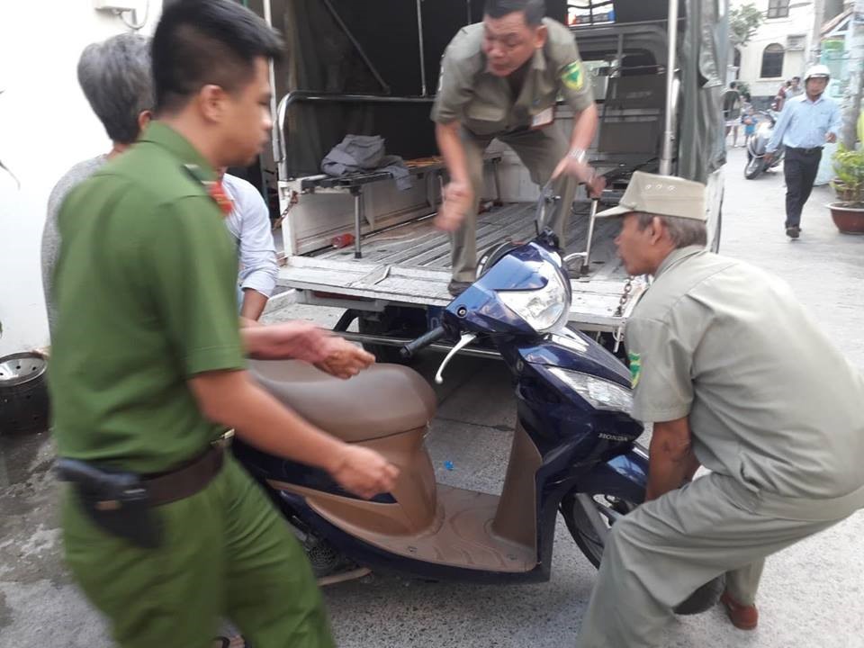 Phóng viên bàn giao tài sản là chiếc xe máy của bác sĩ tên Tuấn cho công an phường 16