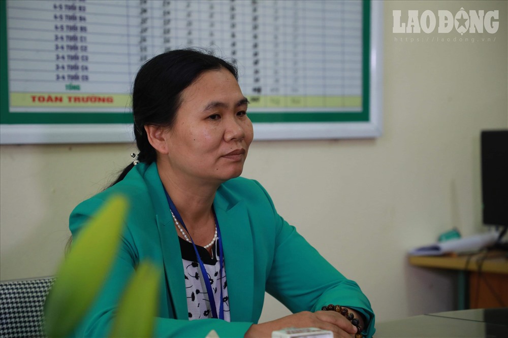 Trưa 6.3, rất đông phu huynh tập trung tại Trường Mầm non Thanh Khương để chờ cơ quan chức năng xác minh, điều tra vụ việc.
