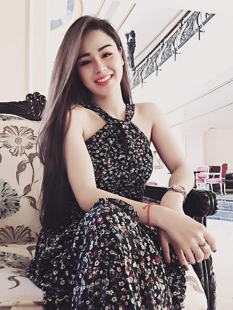 Bên ngoài Thu Trang sở hữu nhan sắc xinh đẹp với gu thời trang tinh tế, khác xa nhân vật Cúc giản dị trên phim.