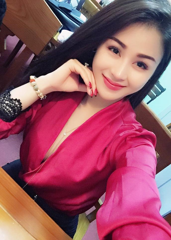 Bên ngoài Thu Trang sở hữu nhan sắc xinh đẹp với gu thời trang tinh tế, khác xa nhân vật Cúc giản dị trên phim.