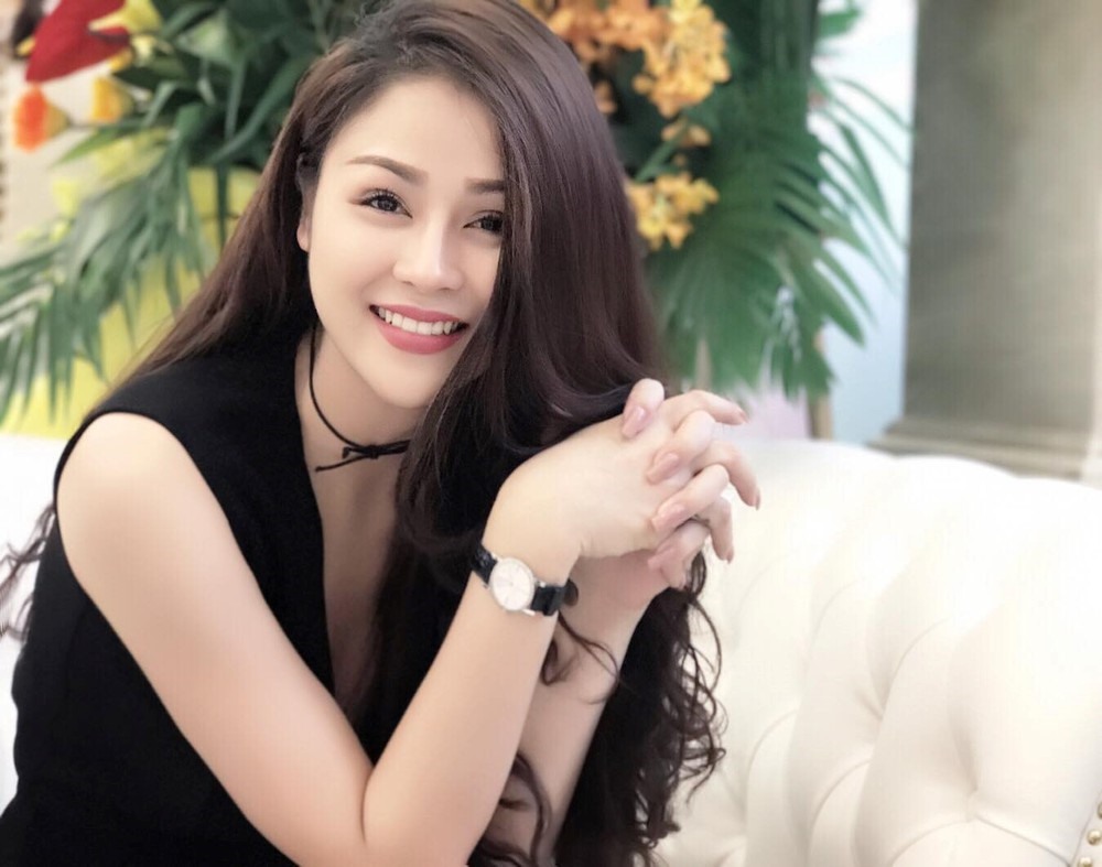 Bên ngoài Thu Trang sở hữu nhan sắc xinh đẹp với gu thời trang tinh tế, khác xa nhân vật Cúc giản dị trên phim.