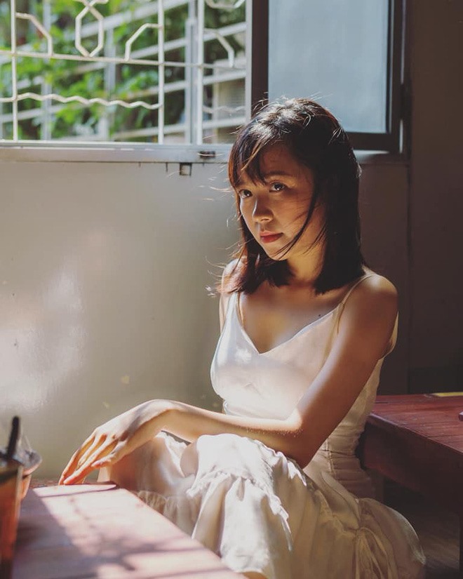 Bên ngoài nữ diễn viên Kim Oanh sở hữu nhan sắc ngọt ngào và phong cách thời trang nhẹ nhàng, nữ tính.