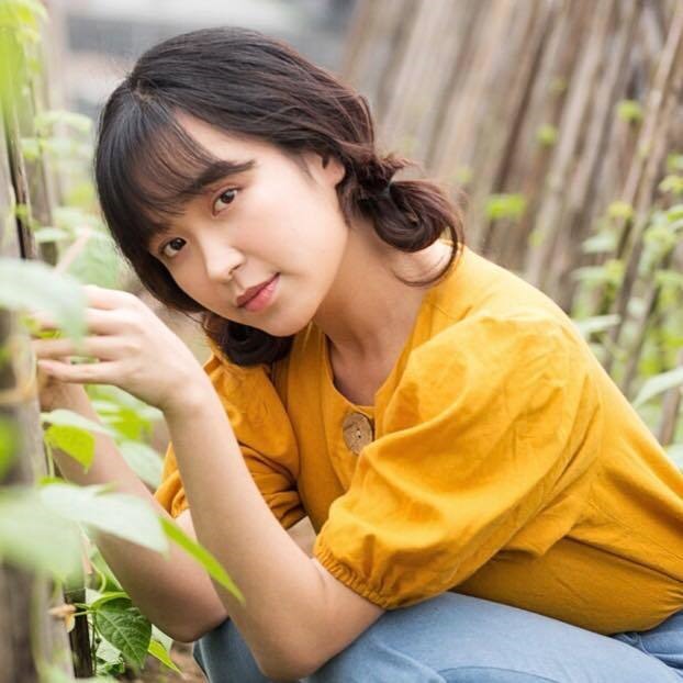 Bên ngoài nữ diễn viên Kim Oanh sở hữu nhan sắc ngọt ngào và phong cách thời trang nhẹ nhàng, nữ tính.