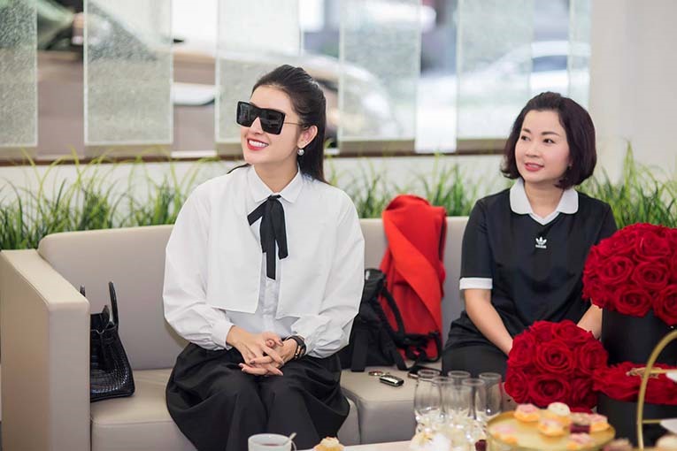Huyền My được mẹ tháp tùng đi mua xe.
