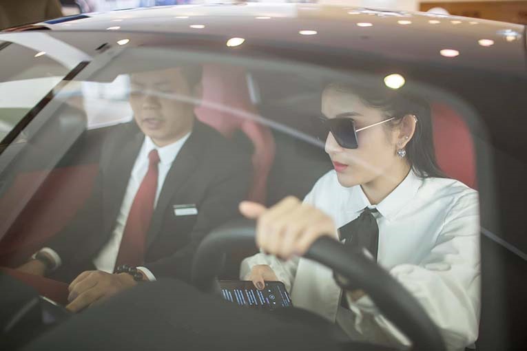 Huyền My có vẻ hơi lo lắng khi được hướng dẫn sử dụng xế hộp