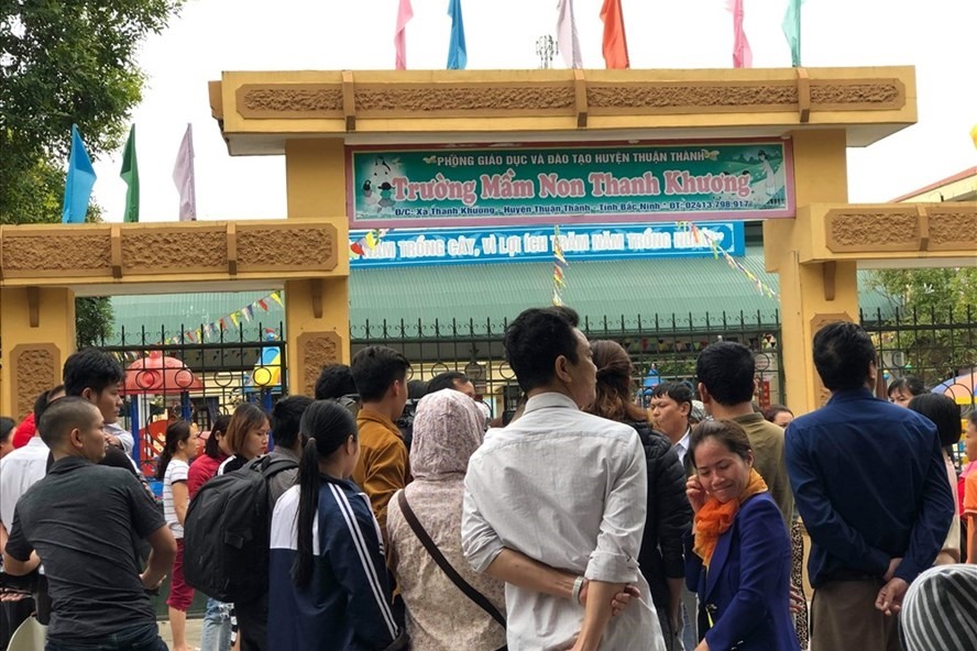 Trưa 6.3, rất đông phu huynh tập trung tại Trường Mầm non Thanh Khương để chờ cơ quan chức năng xác minh, điều tra vụ việc.