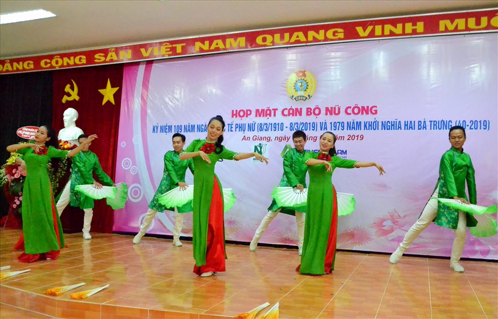 Chương trình văn nghệ do đoàn viên CĐ CĐCS ĐH An Giang phục vụ tại buổi họp mặt. Ảnh: Lục Tùng
