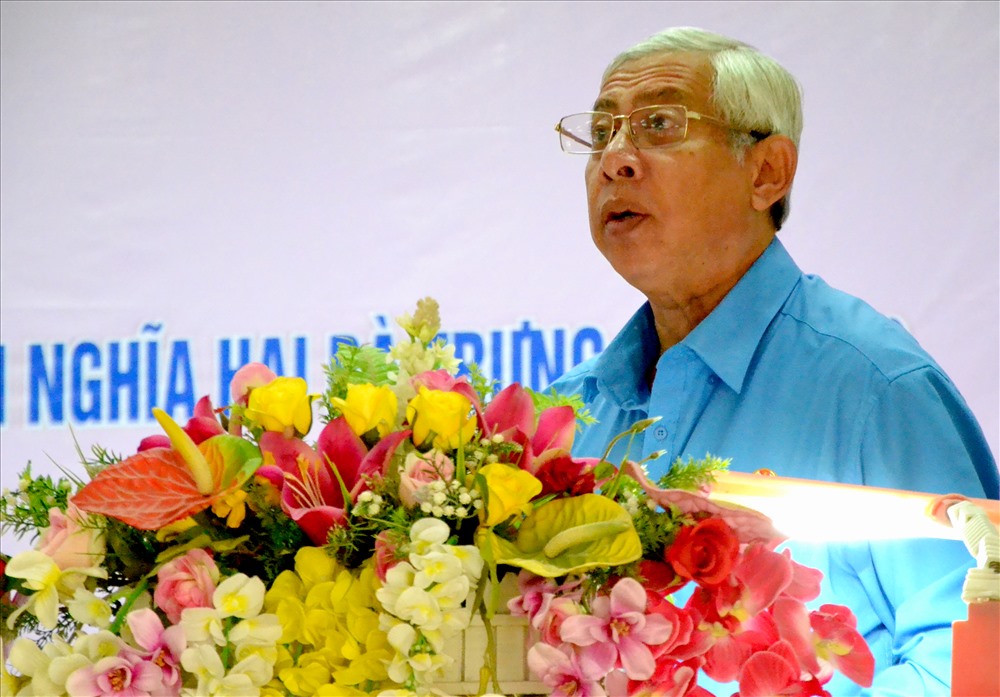 Chủ tịch LĐLĐ An Giang Nguyễn Thiện Phú phát biểu chúc mừng và tôn vinh chị em phụ nữ. Ảnh: Lục Tùng