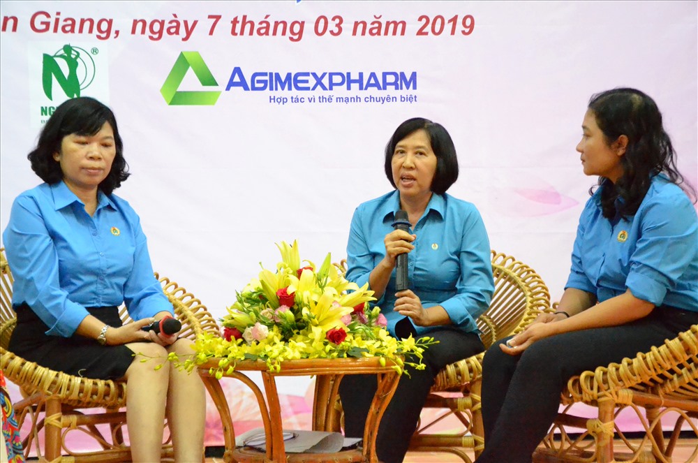 3 đại biểu tham gia giao lưu (từ trái sang: Lưu Thị Thúy, Trần Thị Kim Phụng và Phan Thị Thùy Linh. Ảnh: Lục Tùng