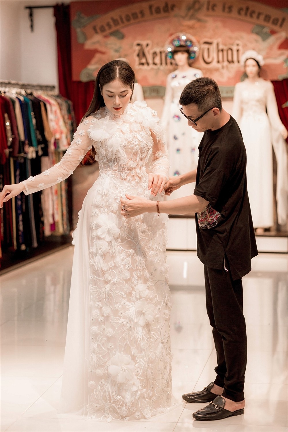 Người đẹp lựa chọn áo dài của nhà thiết kế Kenny Thái dự thi.