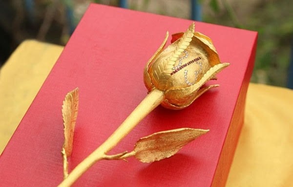 Loại hồng mạ vàng này được đúc bằng đồng nguyên chất và được mạ vàng 24K. Ảnh: Ngô Thị Nga (Người bán)