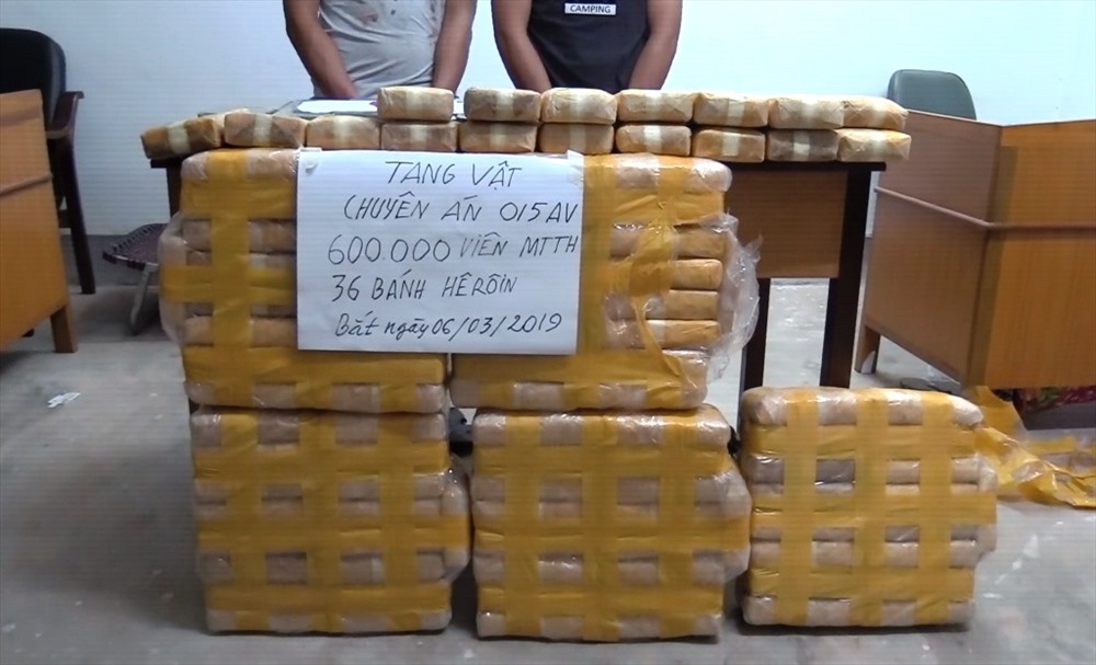 Tang vật gồm 600.000 viên ma túy và 36 bánh heroin