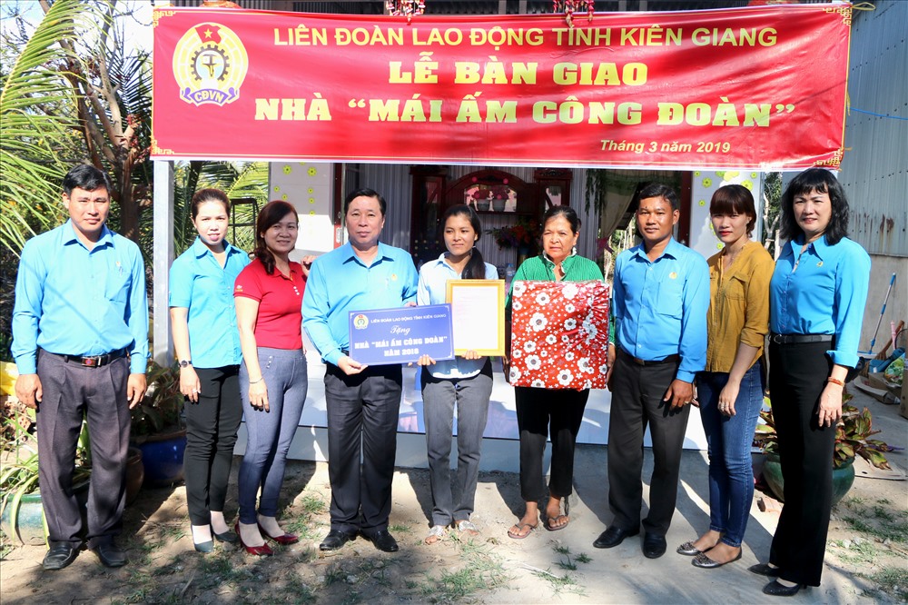 Ông Trần Thanh Việt Chủ tịch LĐLĐ cùng đại diện ban chuyên môn và LĐLĐ huyện Giang Thành trao MÂCĐ. Ảnh: Lục Tùng