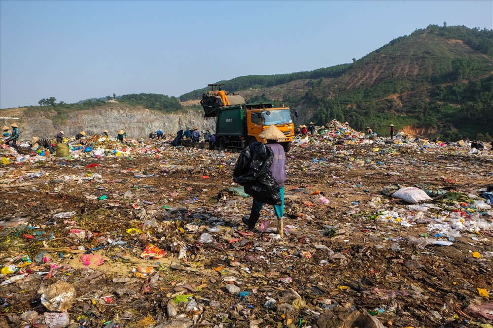 Bãi rác Khánh Sơn (phường Hòa Khánh Nam, quận Liên Chiểu, TP Đà Nẵng) là nơi tập kết rác thải sinh hoạt trên toàn TP, từ nhiều năm nay. Mỗi ngày lượng rác được đưa về đây lên đến hàng chục, hàng trăm tấn. Nhưng đây cũng chính là nơi mưu sinh của những người phụ nữ, những người nghèo khó.