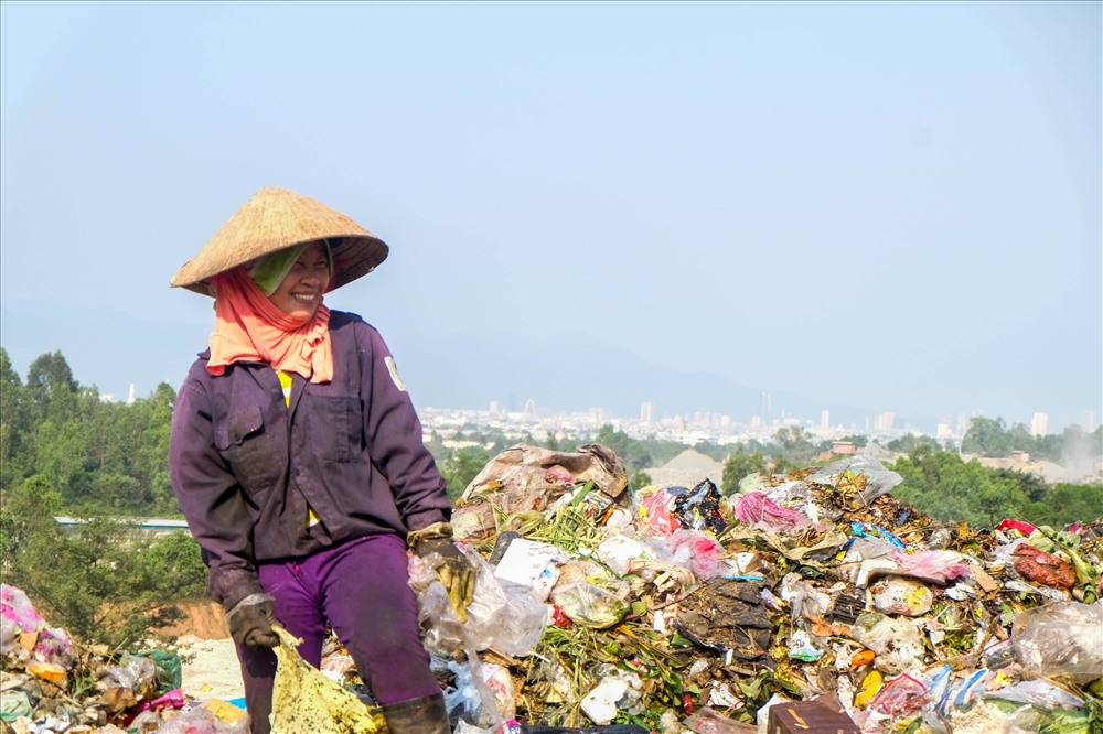 Nụ cười của một phụ nữ khi mưu sinh ở bãi rác Khánh Sơn.