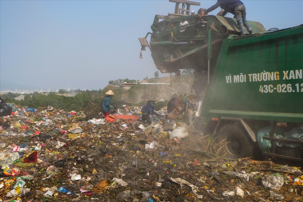 Và cứ thế ngày qua ngày, những người phụ nữ này luôn đối mặt với bãi rác khổng lồ hôi thối, ô nhiễm và đầy rẫy nguy hiểm vì miếng cơm manh áo.