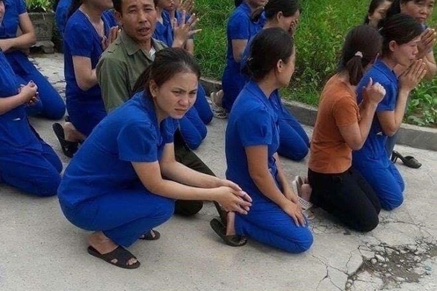 Hình ảnh các cô khóc, quỳ gối xin dạy được phát tán trên mạng Xã hội gây xôn xao.