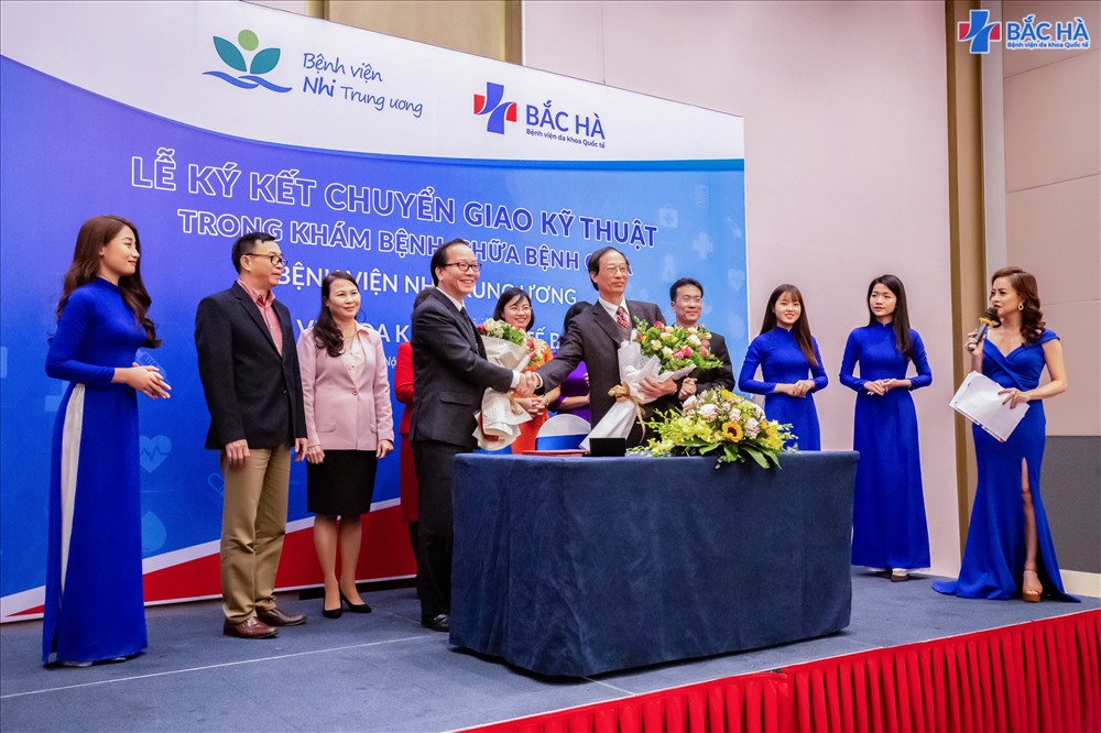 Bệnh viện Nhi TƯ kí kết chuyển giao kỹ thuật cho BV Bắc Hà. Ảnh: PV