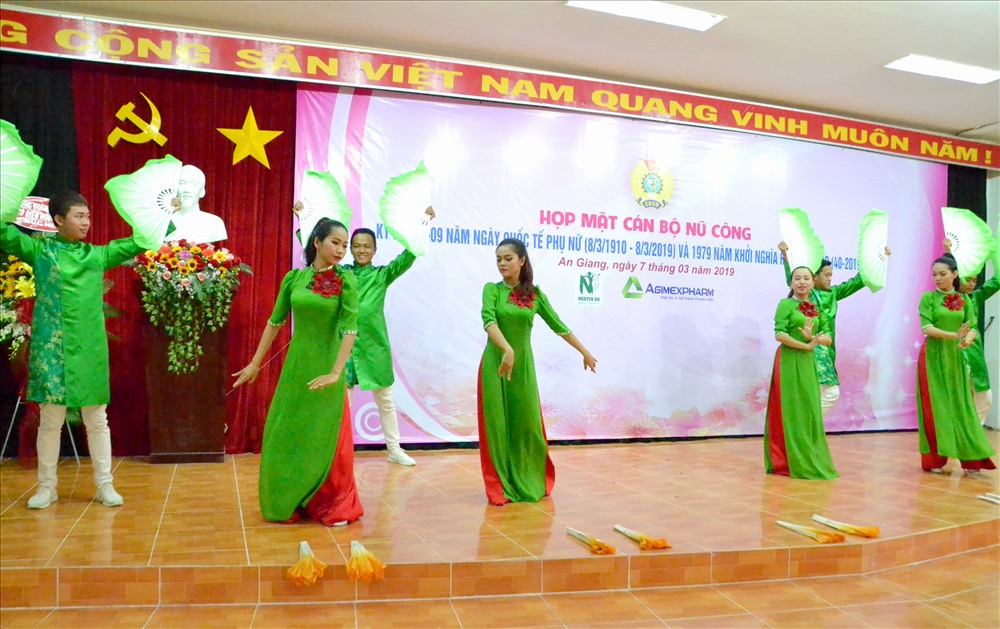 Chương trình văn nghệ phục vụ buổi họp mặt do đoàn viên CĐ thuộc CĐCS ĐH An Giang thực hiện. Ảnh: Lục Tùng