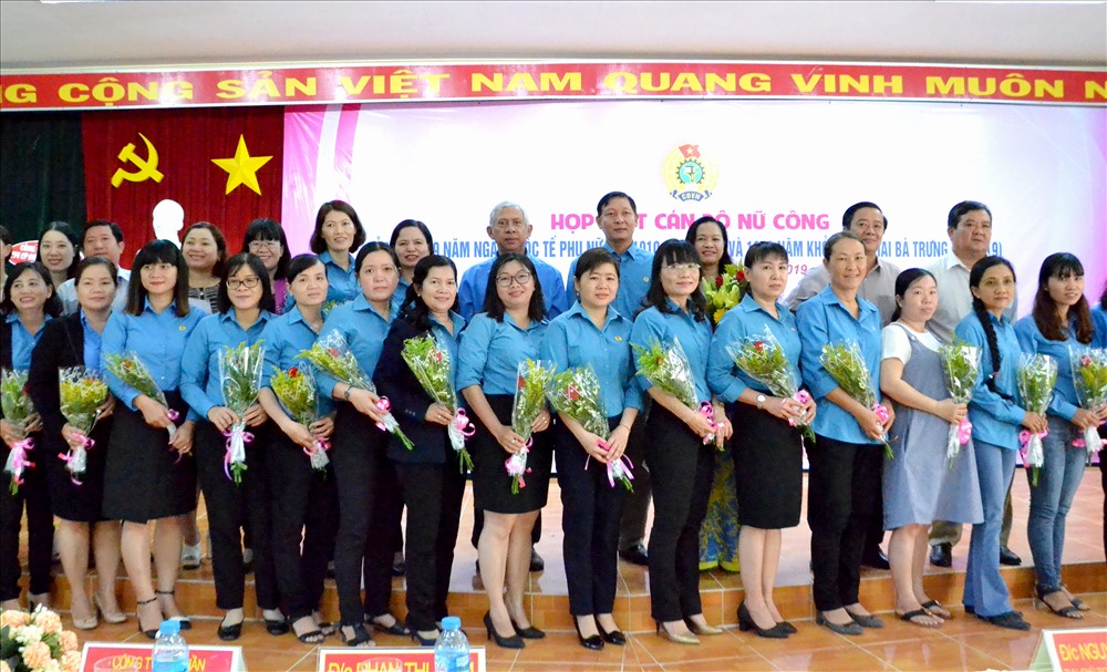 Các đại biểu chụp ảnh lưu niệm với lãnh đạo LĐLĐ An Giang. Ảnh: Lục Tùng