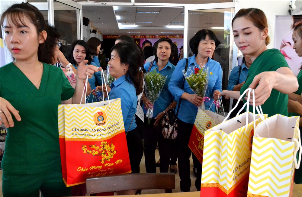 Việc phát quà cũng được đổi mới khi bố trí lực lượng ngay tại cửa hội trường để trao tận tay khi đại biểu ra về. Cách làm này vừa tiện lợi, vừa không làm cho người nhận các giác “nặng nề” như cách làm trước đây. Ảnh: Lục Tùng