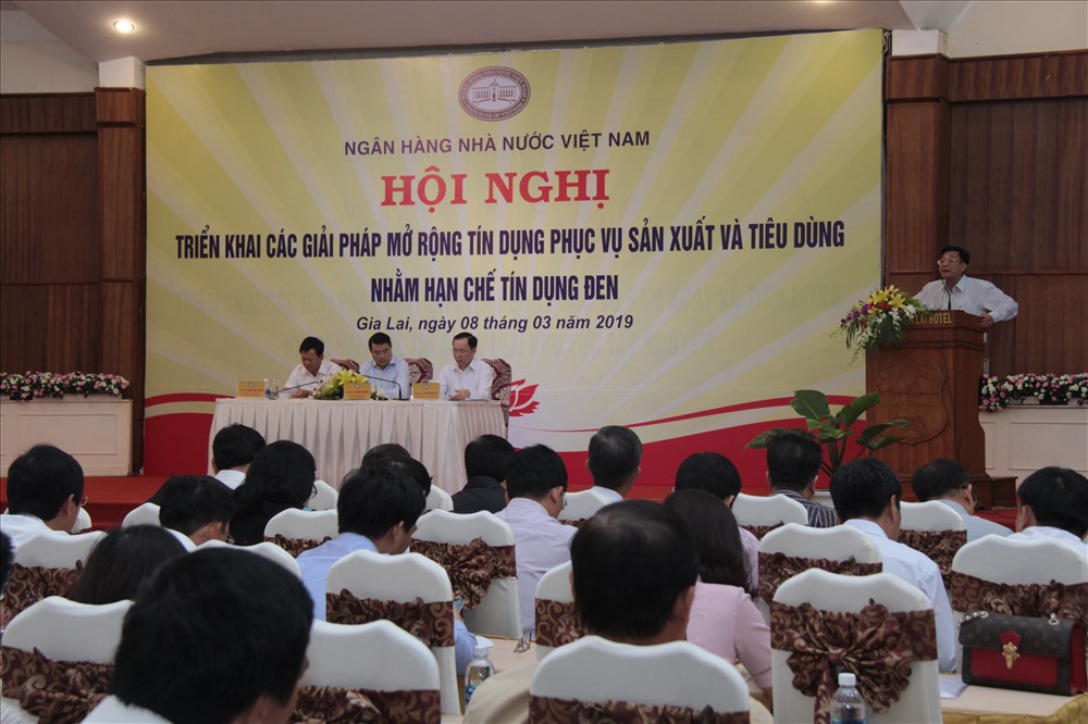 Hội nghị Triển khai các giải pháp mở rộng tín dụng phục vụ sản xuất và tiêu dùng nhằm hạn chế tín dụng đen ngày 8.3.2019. Ảnh Trung Tân