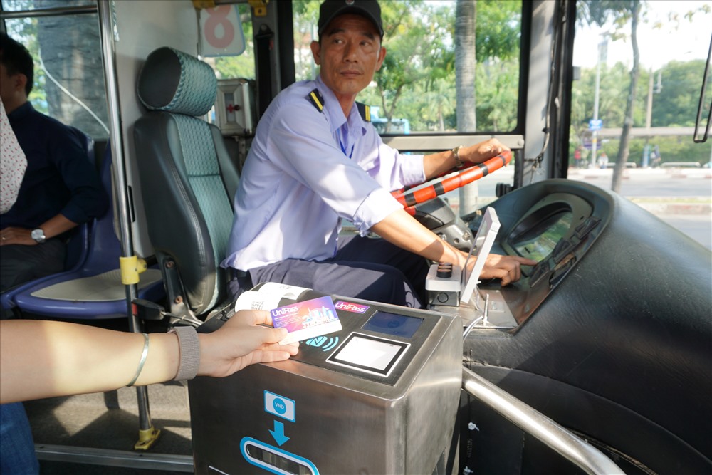 Mỗi xe buýt xe được trang bị máy đọc thẻ để người dân thanh toán